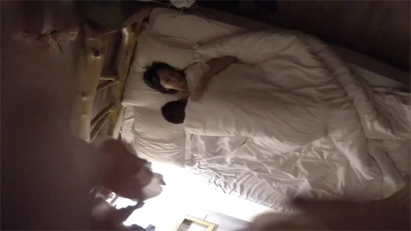 不良酒店偷拍实录：鲜嫩学妹被巨根男友操得浪叫连连！